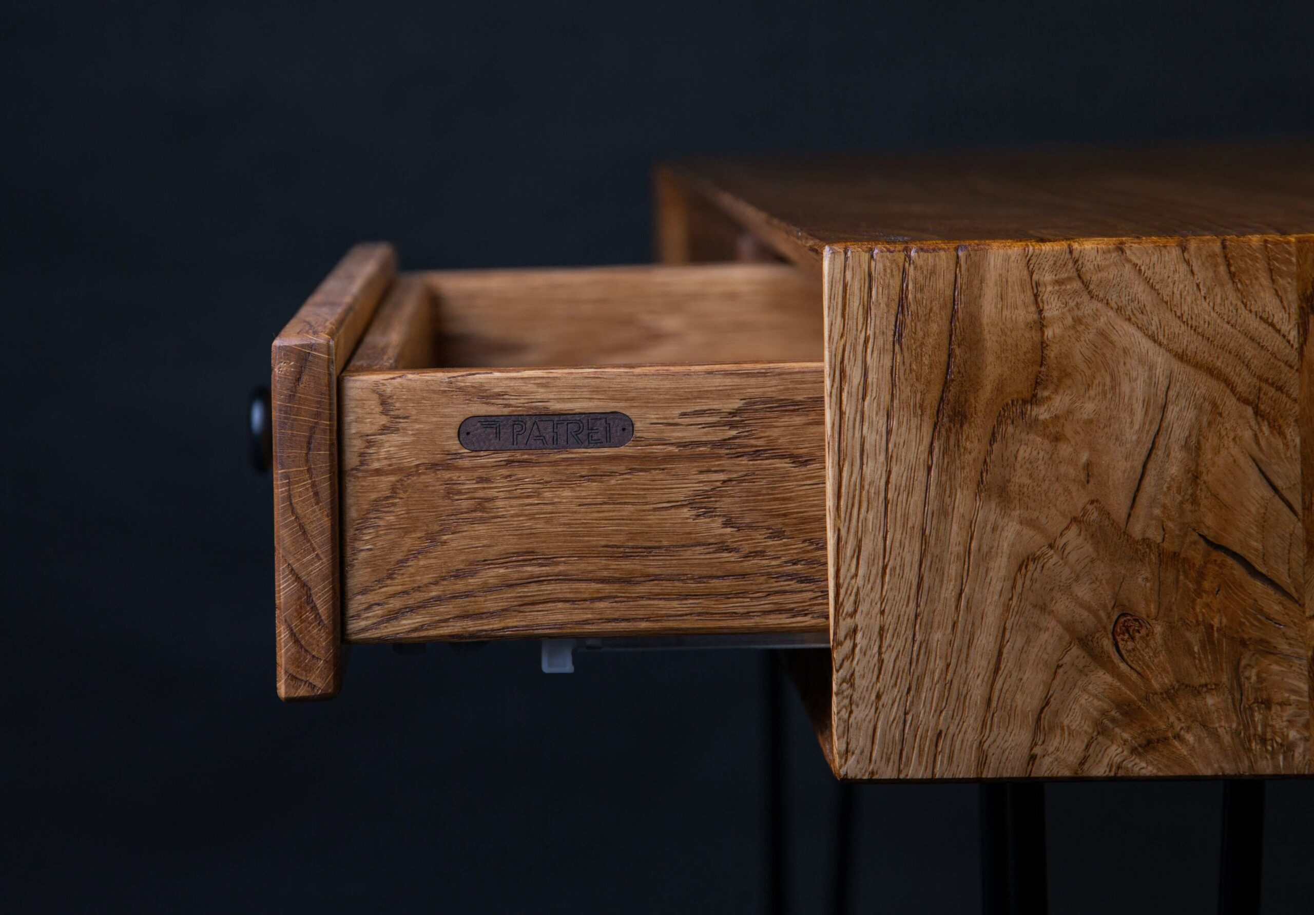 „Dwie szuflady na prowadnicach Blum, a jednocześnie cichy domyk i porządek - biurko z szufladami drewniane"