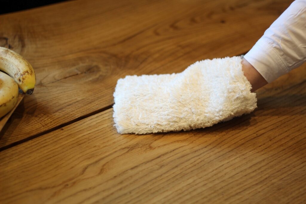 Codzienne czyszczenie mebli z litego drewna wilgotną rękawicą