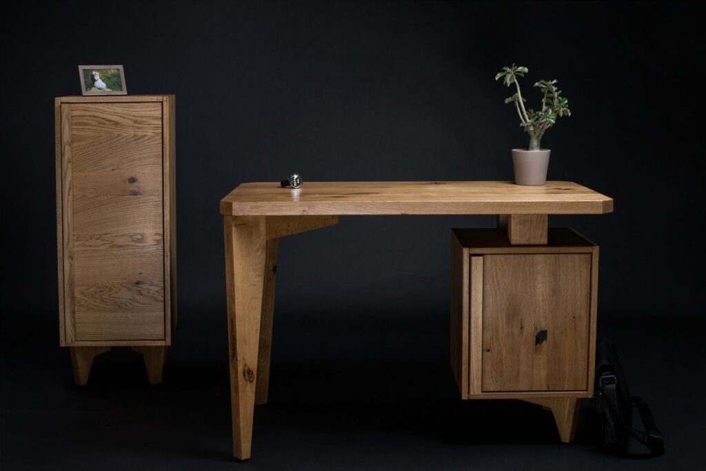 "Komoda dębowa K1 z litego drewna - smukła forma, widok całości"