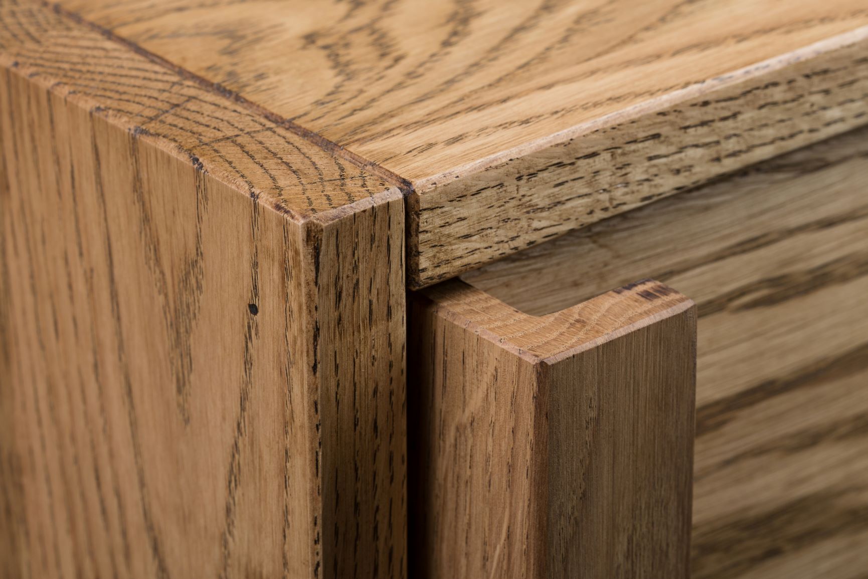 Otwierany front komody K1 z litego drewna dębowego