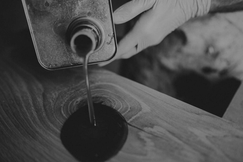 "Naturalny olejowosk na blacie – stolik kawowy okrągły drewniany Q4