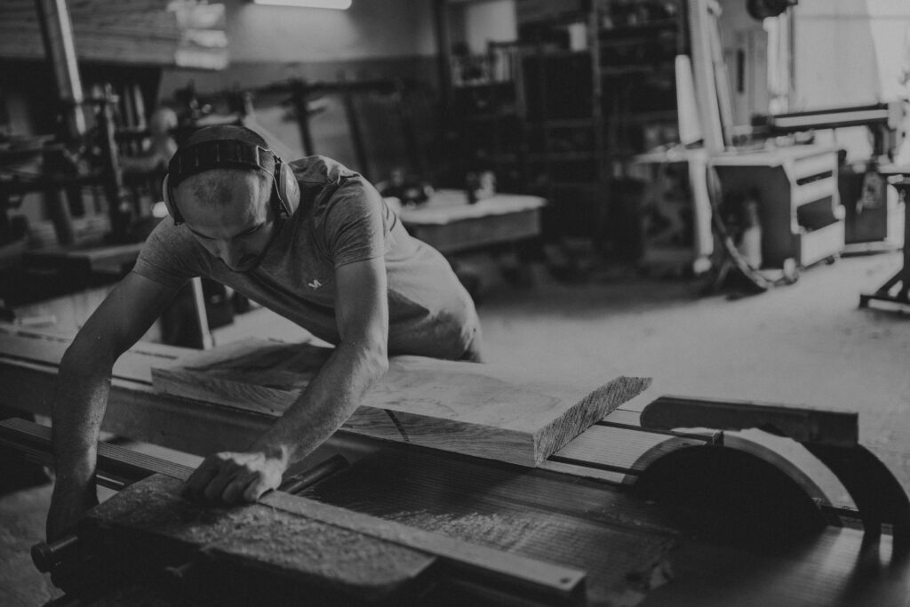 proces tworzenia mebli z litego drewna na wymiar