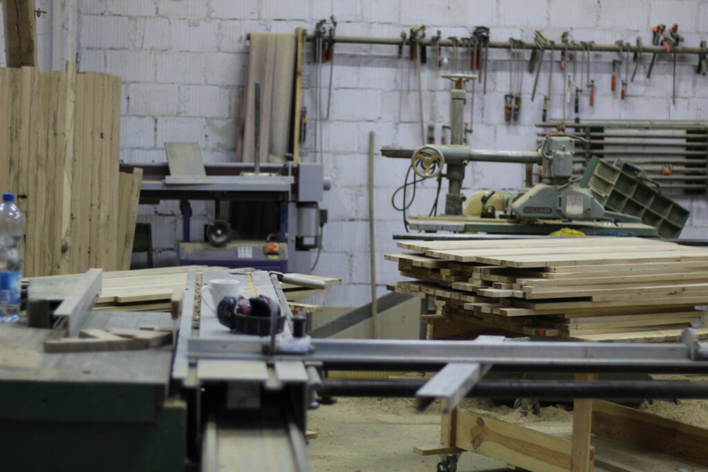 Stosy sezonowanego drewna liściastego wybranego do produkcji mebli