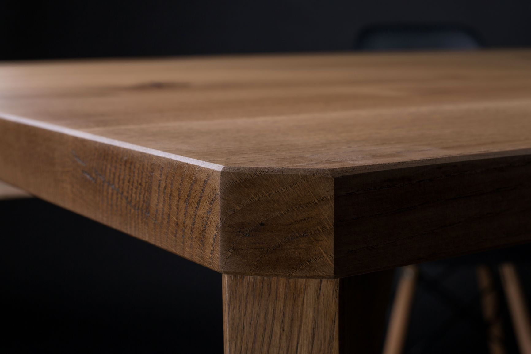 stół do jadalni drewniany S1 – zdjęcie poglądowe w sekcji „Komfort i funkcjonalność”, skośne nogi i ścięte narożniki