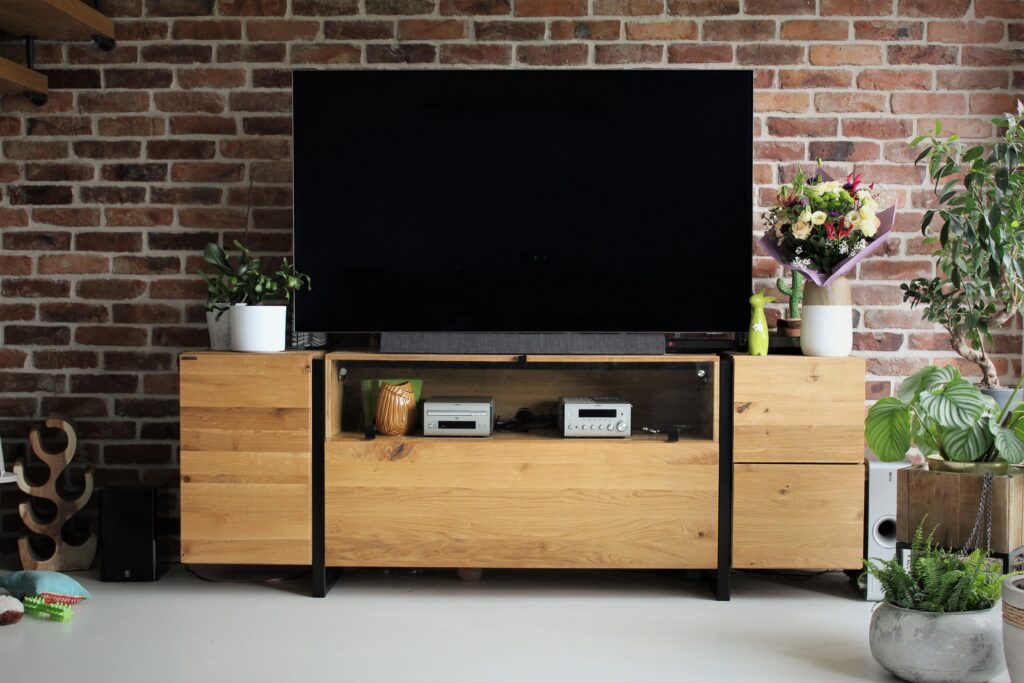 Szafka RTV z litego drewna w stylu nowoczesnym z widocznym usłojeniem