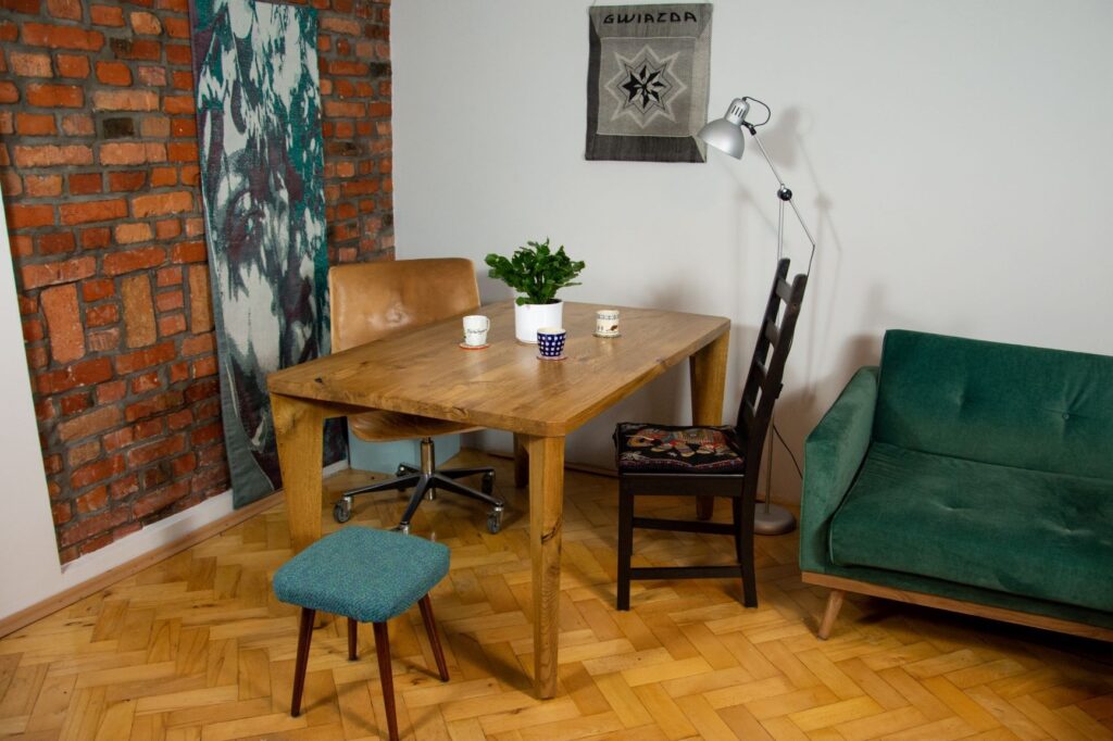 Stół z litego drewna w nowoczesnej jadalni