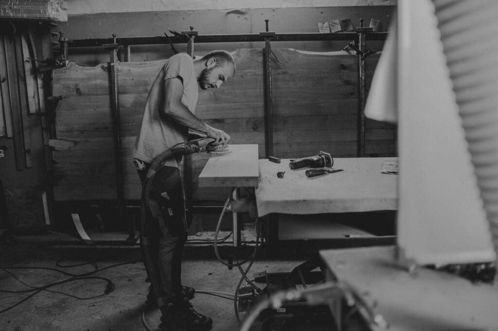 „Biurko nowoczesne B3 w wersji na wymiar, dopasowane proporcje”