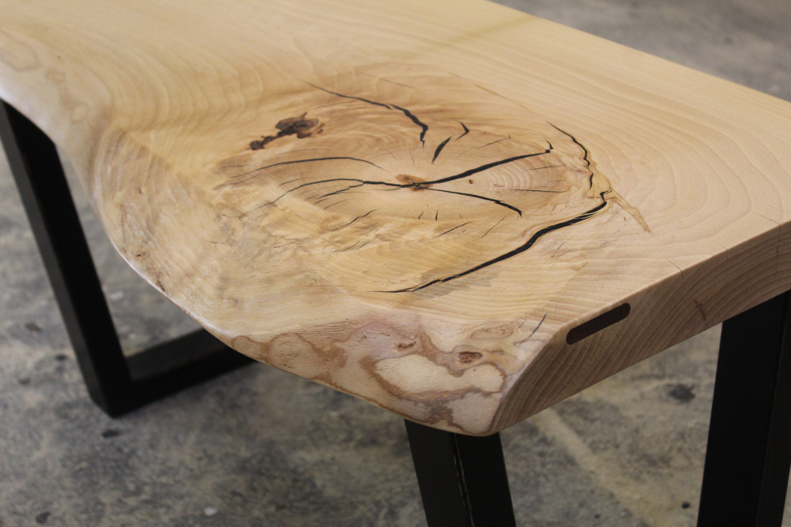 stolik kawowy z drewna elegancki