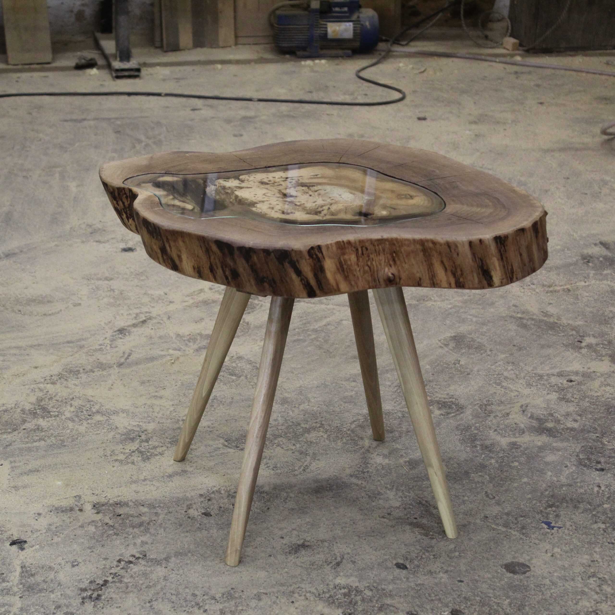 meble z masywnego drewna, stolik z drewna okrągły