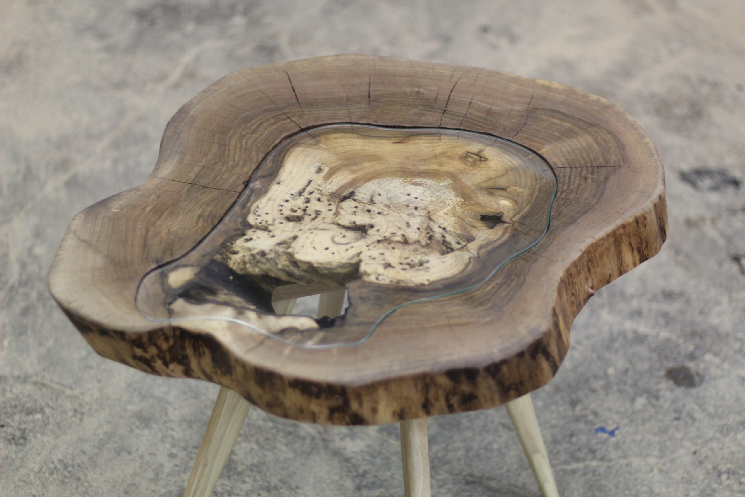 meble drewniane do salonu, stolik z plastra drewna