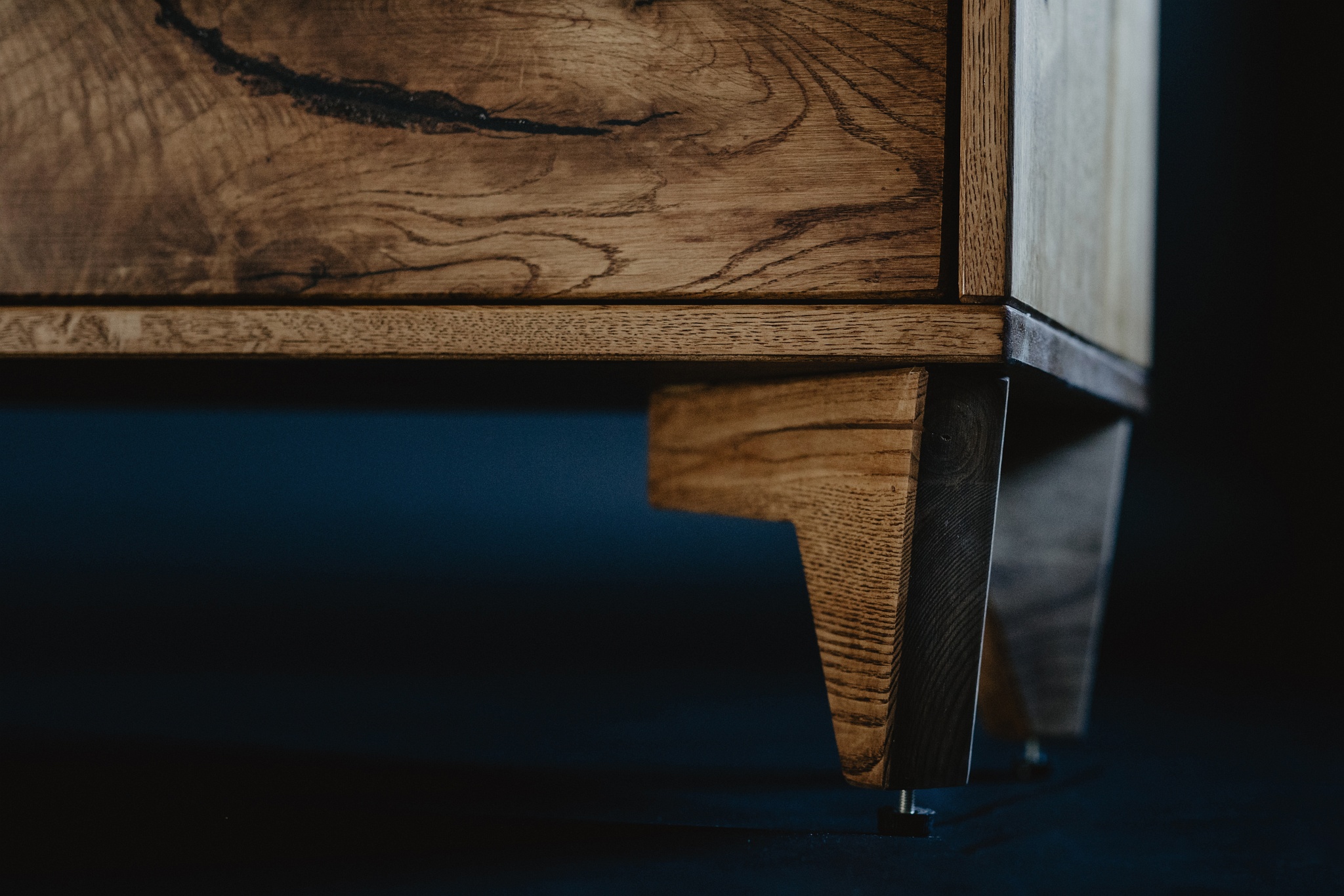 „Nogi 15 cm oraz regulowane stopki”