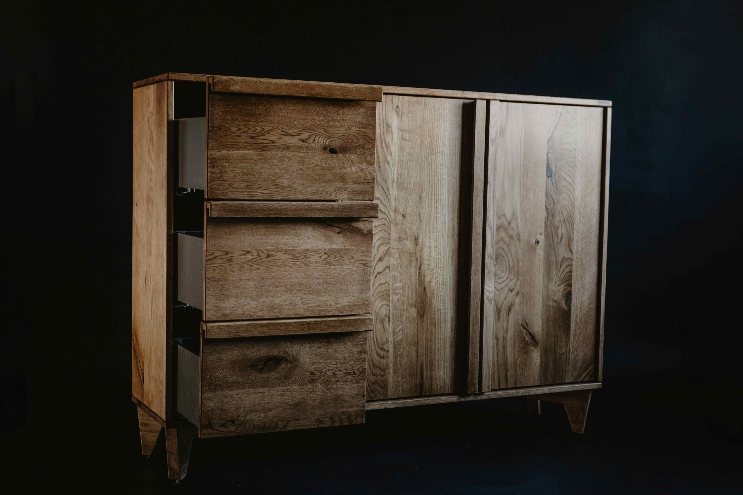 Komoda K3 z litego drewna dębowego w aranżacji