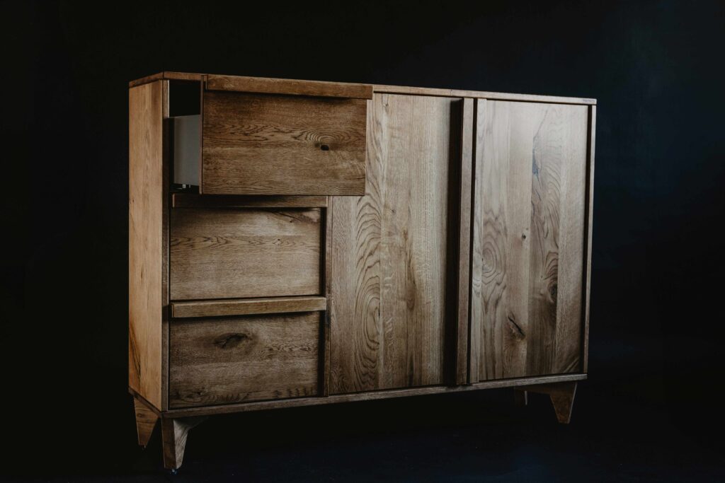 "Trzy pojemne szuflady w komodzie K3”