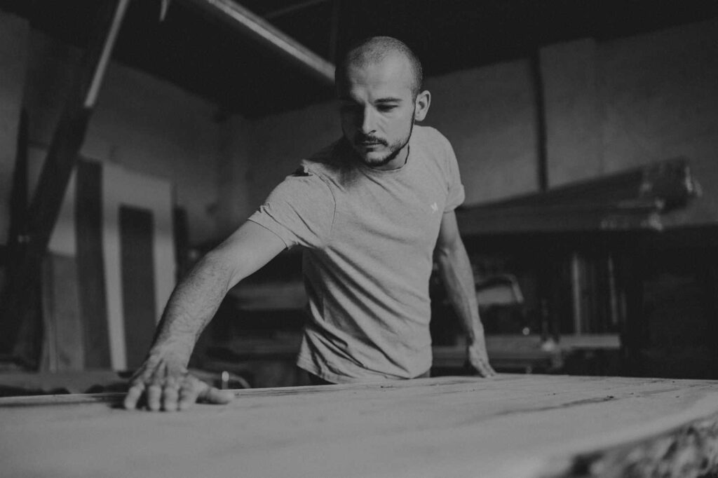 „Kontrola jakości biurka B1 przed wysyłką, precyzyjne wykończenie”