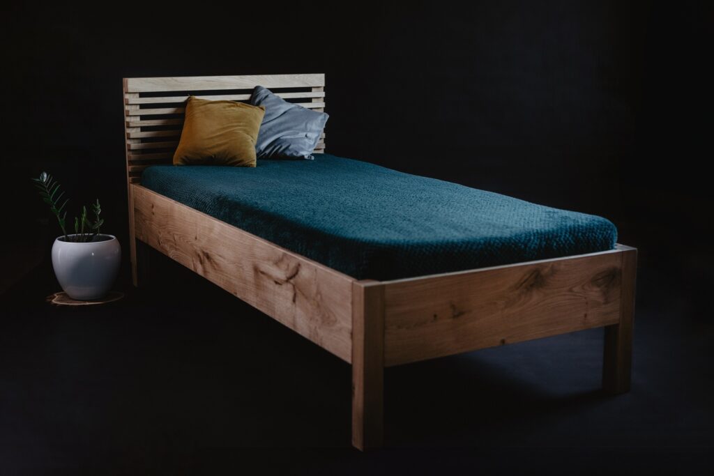"Minimalistyczna bryła w nowoczesnej sypialni - łóżko drewniane dębowe Bd1"