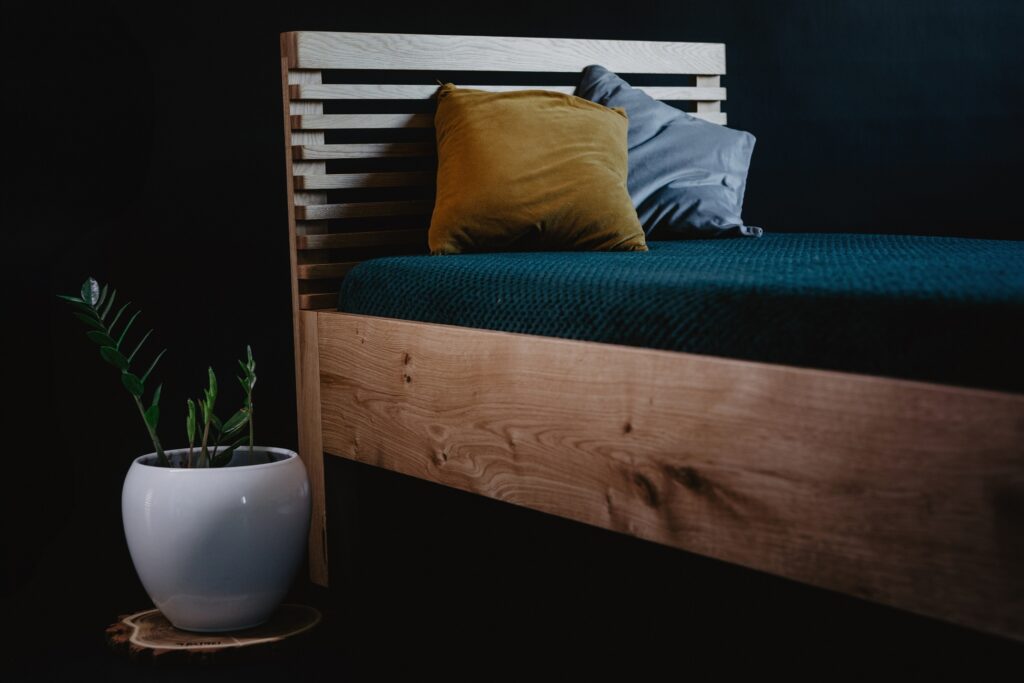 "Wykończenie ekologicznym olejowoskiem - łóżko do sypialni drewniane"