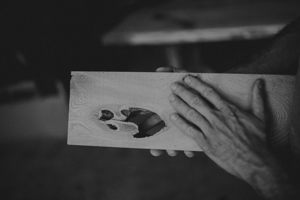 "Rzemieślnicza jakość wykonania - łóżko do sypialni drewniane"