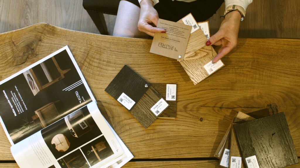 Porównanie sześciu próbek kolorów drewna Patrei ułożonych na blacie stołu.