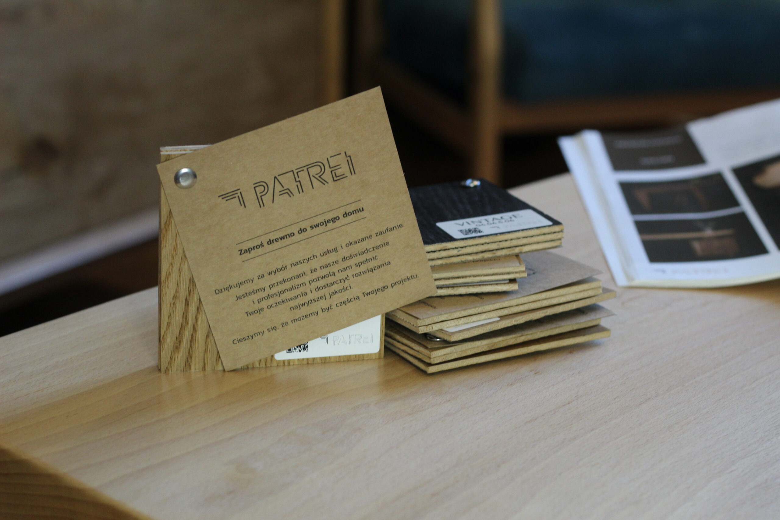 „Zbliżenie struktury, fornirowana sklejka dębowa”