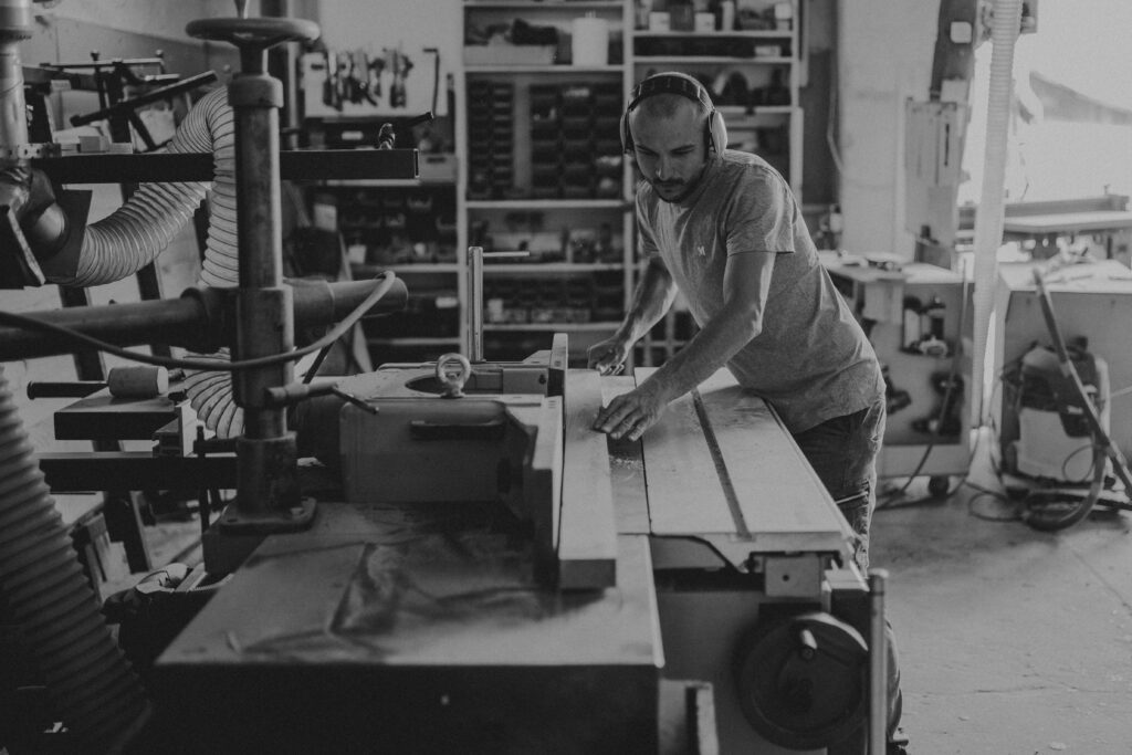 "Proces produkcji mebli z litego drewna- proces cięcia"