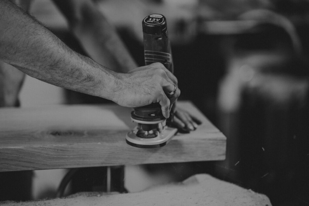 Proces produkcji mebli z litego drewna obróbka drewna