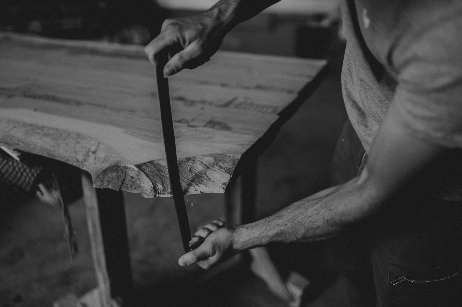 Proces produkcji mebli z litego drewna - praca w warsztacie