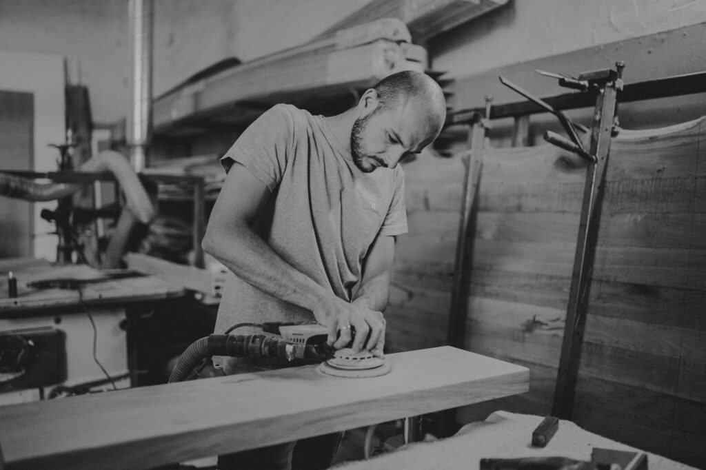 "Proces produkcji mebli z litego drewna - szlifowanie drewna"