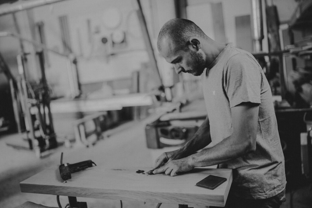 Produkcja mebli z litego drewna w warsztacie