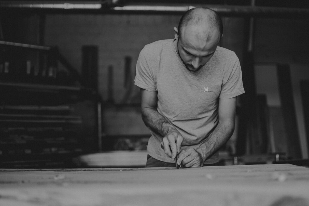 „Szafka RTV drewniana SR1 na wymiar, a wymiary dopasowujemy do sprzętu”