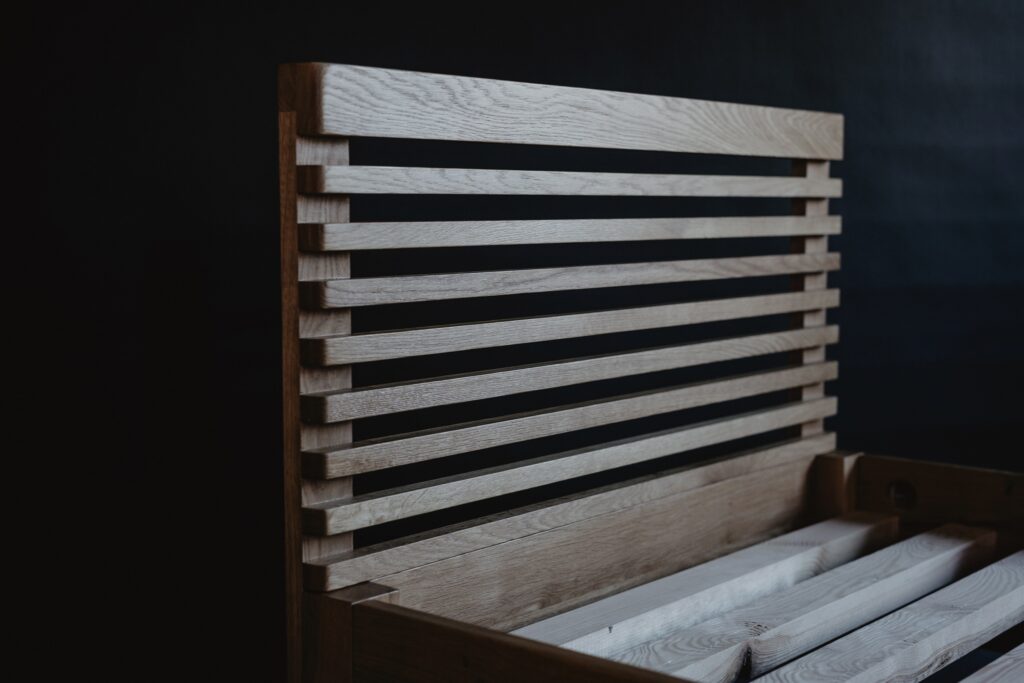 "Wezgłowie z drewna - wygodne oparcie do czytania - łóżko do sypialni drewniane"