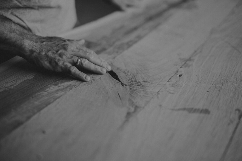 "Selekcja i ocena drewna przy procesie produkcji mebli drewnianych"