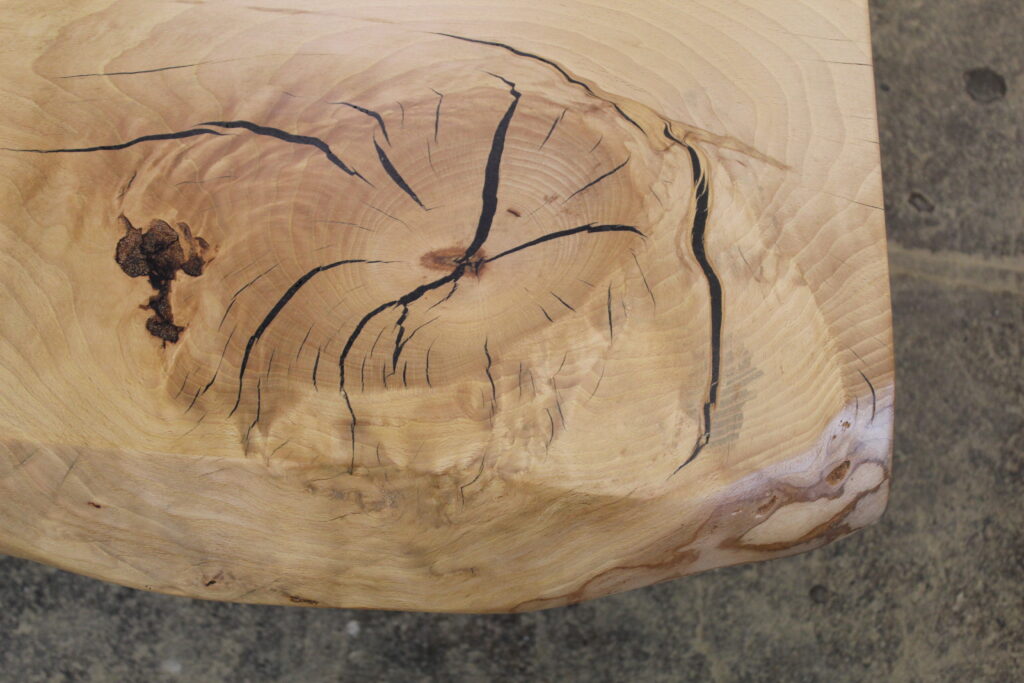 "Stolik kawowy do salonu Q2 z litego drewna bukowego -seria Unikat"