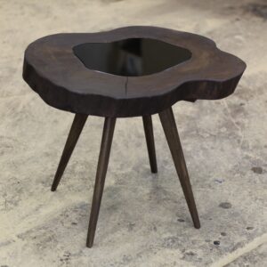 "Stolik kawowy czarny loft i czarna, przydymiona szyba w naturalnych ubytkach, z kolei blat pozostaje gładki”