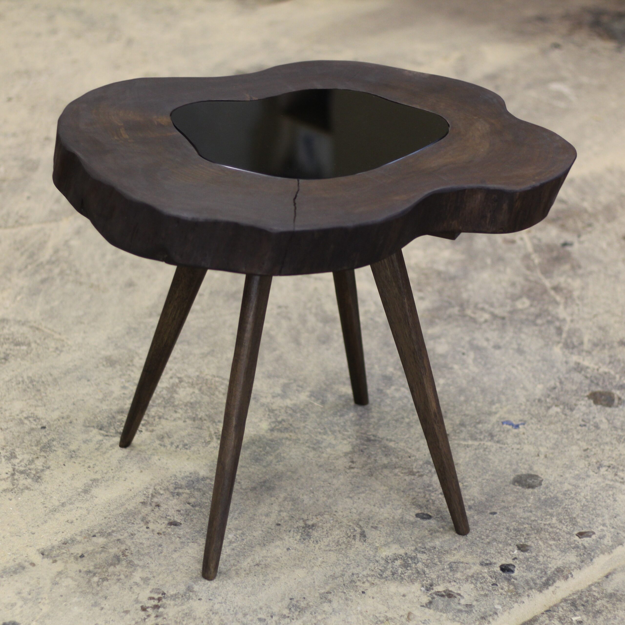 "Stolik kawowy czarny loft i czarna, przydymiona szyba w naturalnych ubytkach, z kolei blat pozostaje gładki”