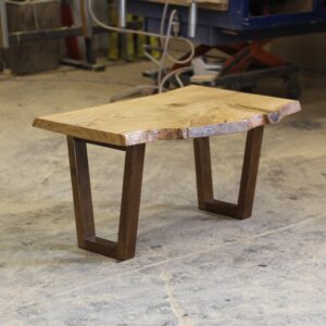 „Dębowe nogi stolika kawowego prostokątnego w kształcie litery V, ponadto zapewniają stabilność konstrukcji”