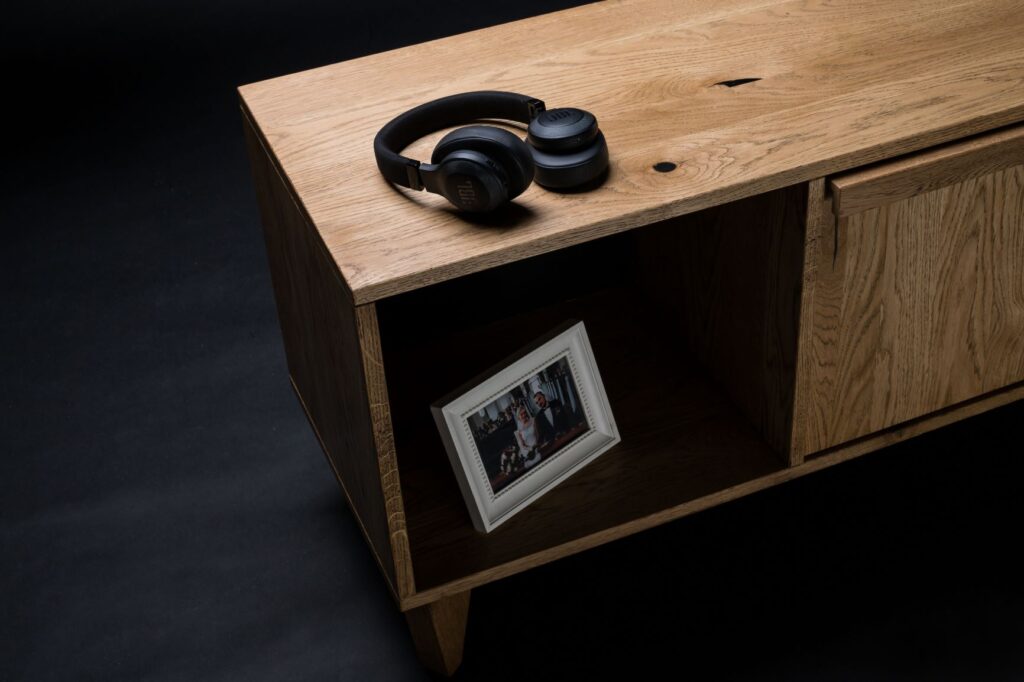 "Detal krawędzi i faktury dębu - szafka RTV drewniana"