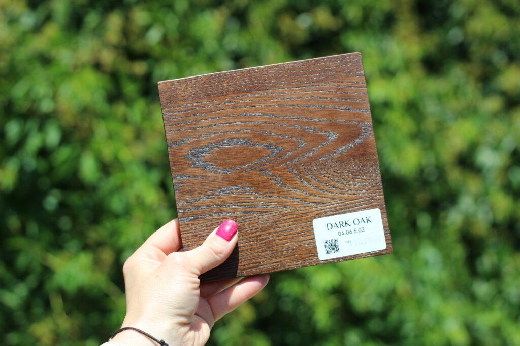 Próbka koloru Dark Oak – głęboki, elegancki brąz na meblach z litego drewna PatRei.