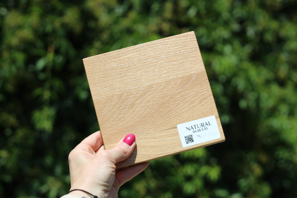 .Olejowosk do mebli drewnianych w kolorze naturalnym podkreślający strukturę drewna.