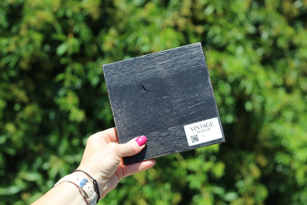 Próbka koloru Vintage – postarzana struktura drewna w rustykalnym stylu, meble z litego drewna Patrei.