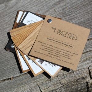 „Próbki drewna 10×10 cm, kolory wybarwień drewna