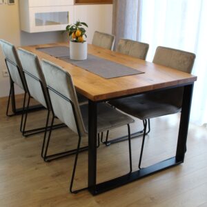 "Stół drewniany do salonu z kompletem krzeseł – komfortowa jadalnia w salonie"