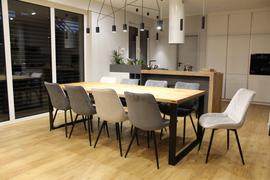 "Stół drewniany do salonu w nowoczesnym wnętrzu - minimalistyczna aranżacja"