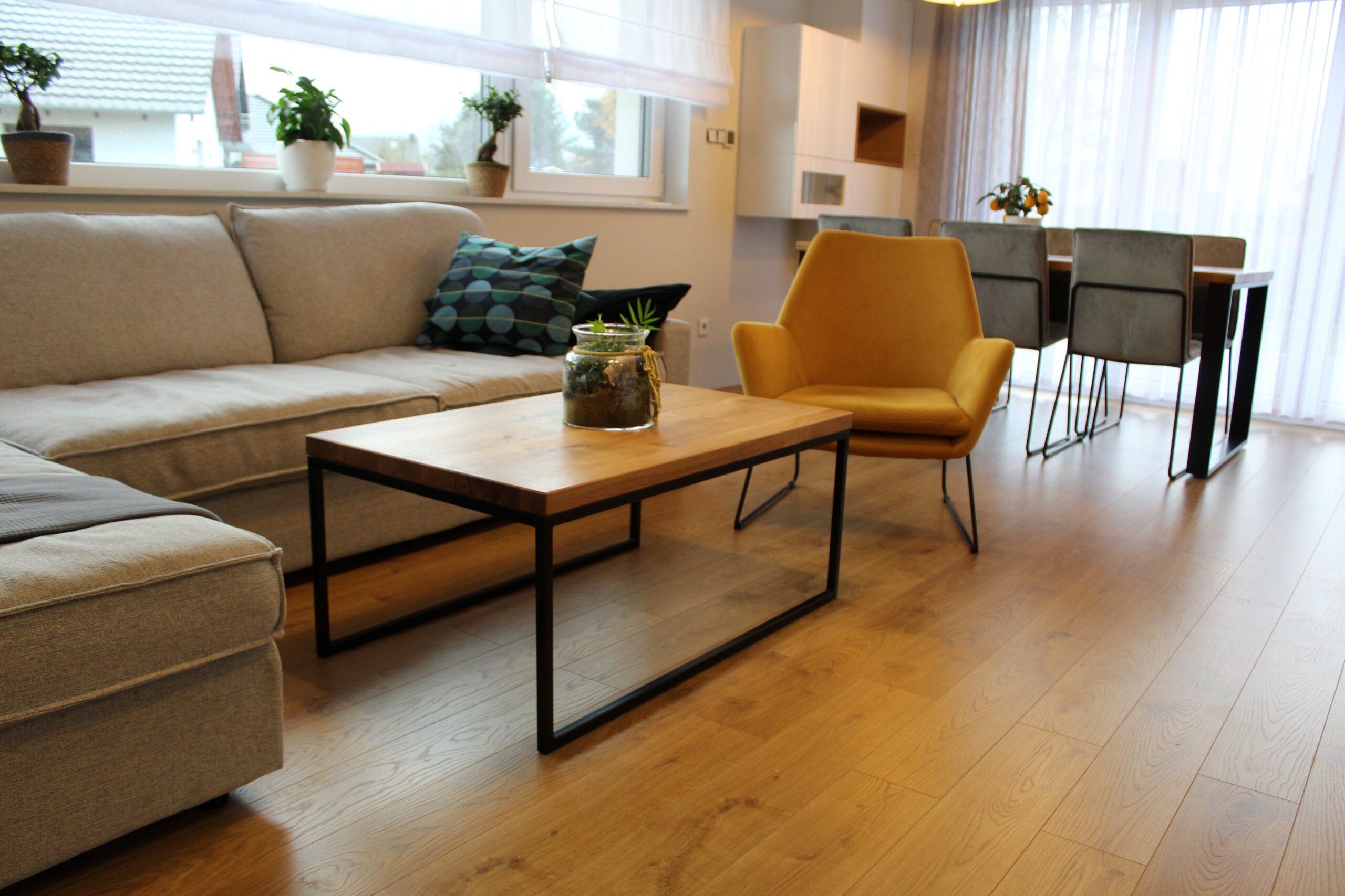 Meble z litego drewna na wymiar – Dlaczego warto inwestować w meble na miarę?