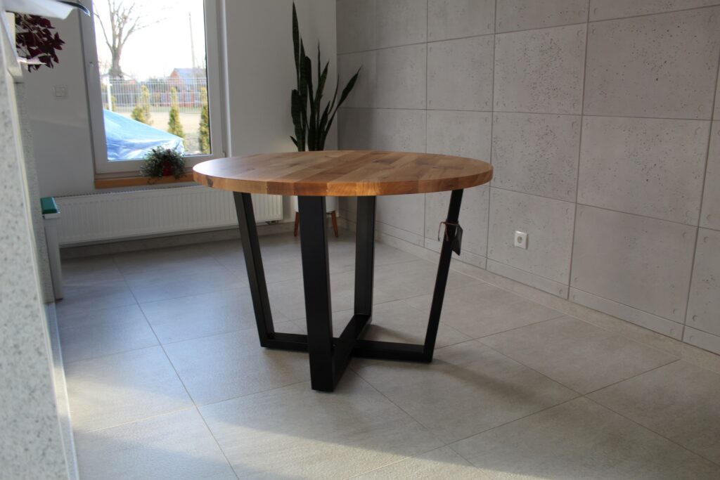 "Stół okrągły drewniany S5 – porównanie dostępnych średnic w mieszkaniu"