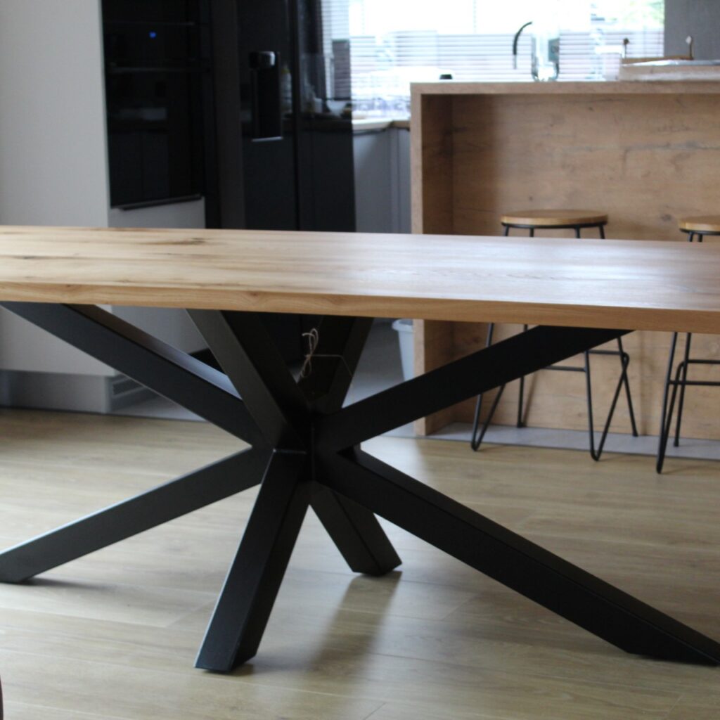 "Stół drewniany loft z litego dębu na stalowej podstawie"