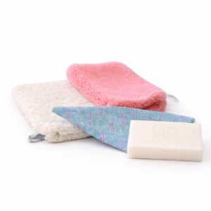 Czyszczenie mebli i stołów drewnianych zestawem do pielęgnacji Raypath