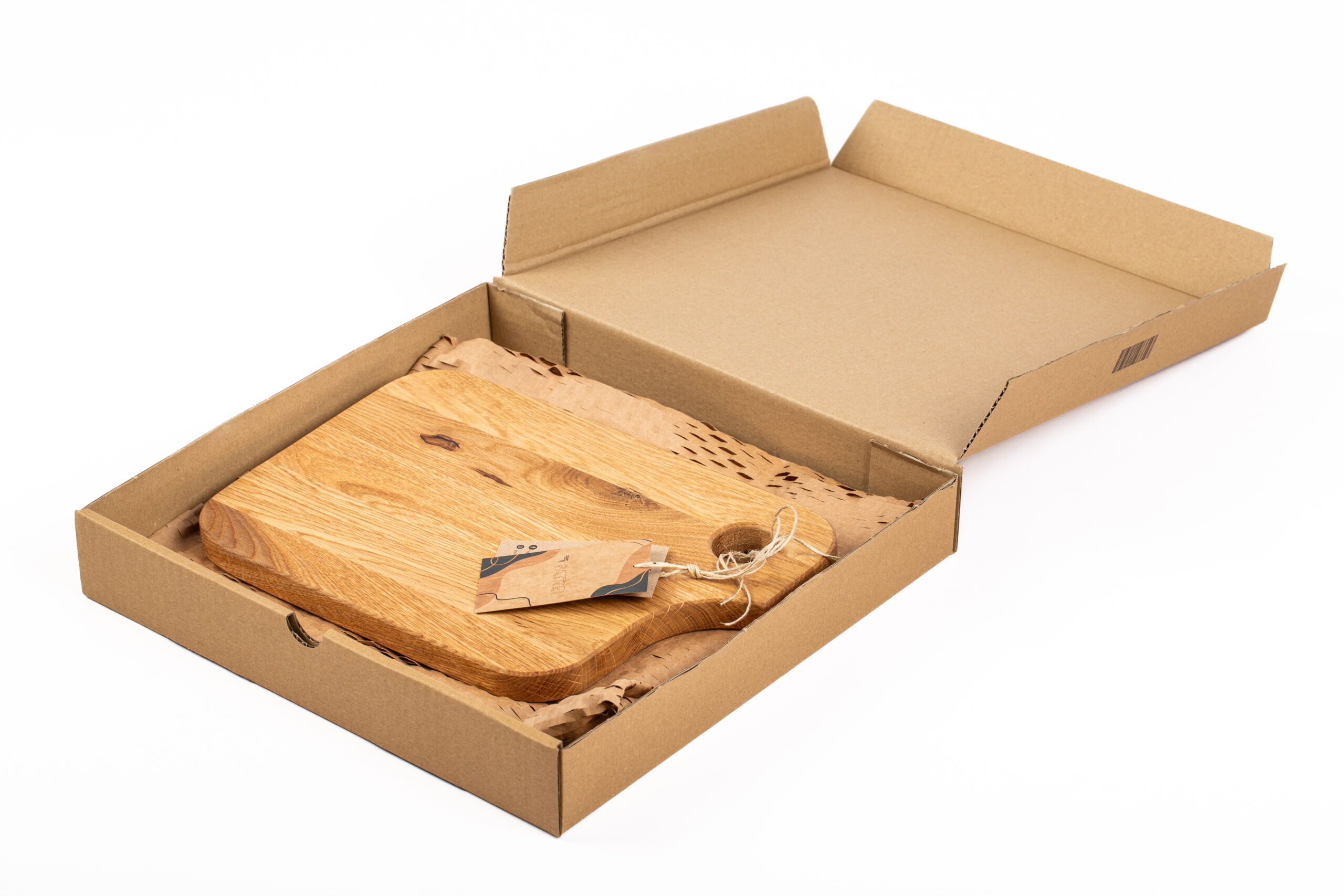 "Elegancki zestaw prezentowy z drewnianą deską w kartonie z naturalnym wypełnieniem."
