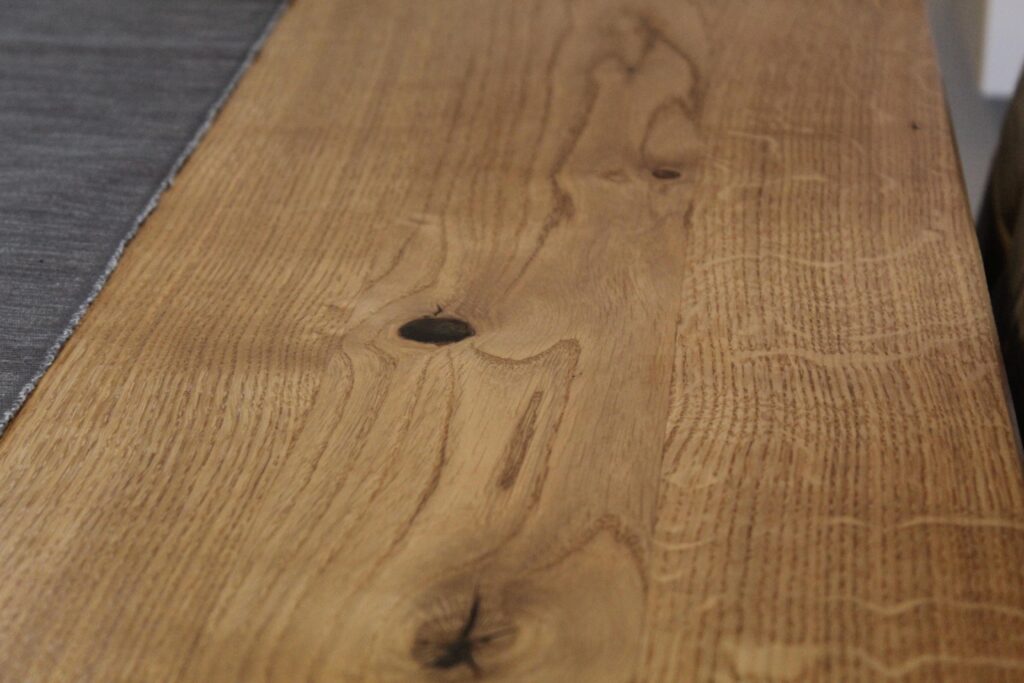 Meble z litego drewna – struktura blatu odporna na rysy i wilgoć