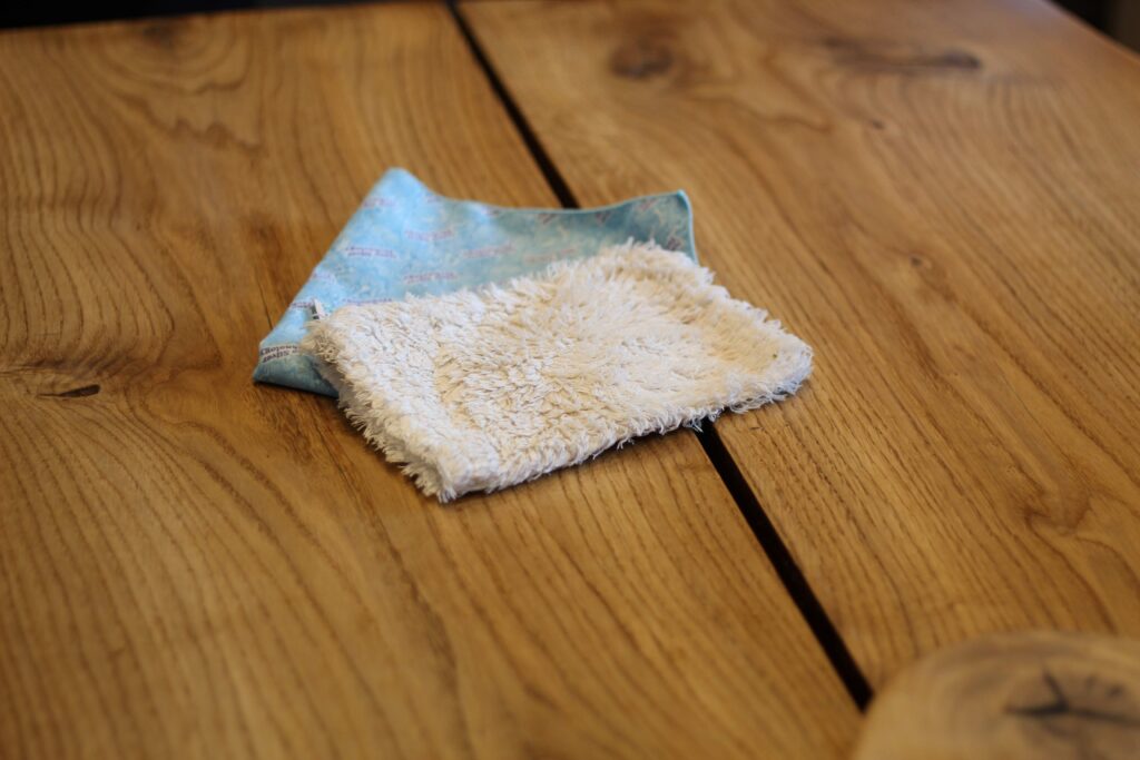 Czyszczenie mebli drewnianych bez chemii przy użyciu wilgotnej rękawicy