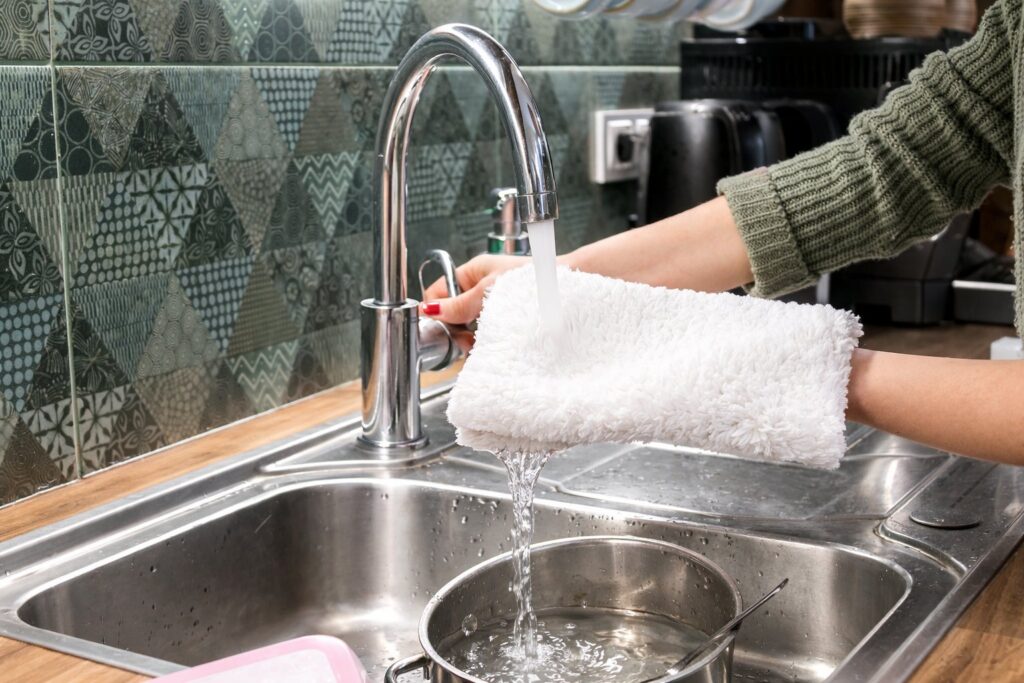 Czyszczenie mebli drewnianych bez chemii przy użyciu wilgotnej rękawicy